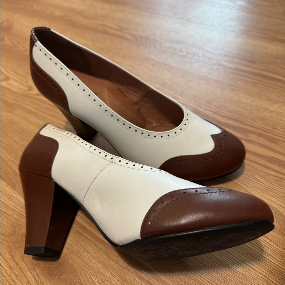 American Duchess Royal Vintage discontinued 1940s style pumps size 8.5 like new